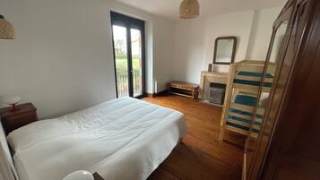 2 habitaciones, tabla de planchar con plancha, wifi y ropa de cama