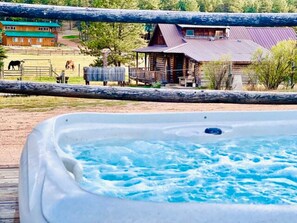 Outdoor spa tub - Prospector Cabin - Kitchen included (Lake George)
