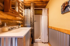 Shower - Rustler Cabin - Kitchen  included (Lake George)