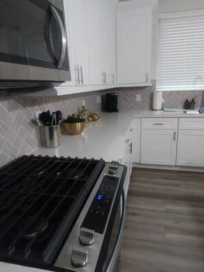 Microondas, horno, placa de cocina y lavavajillas