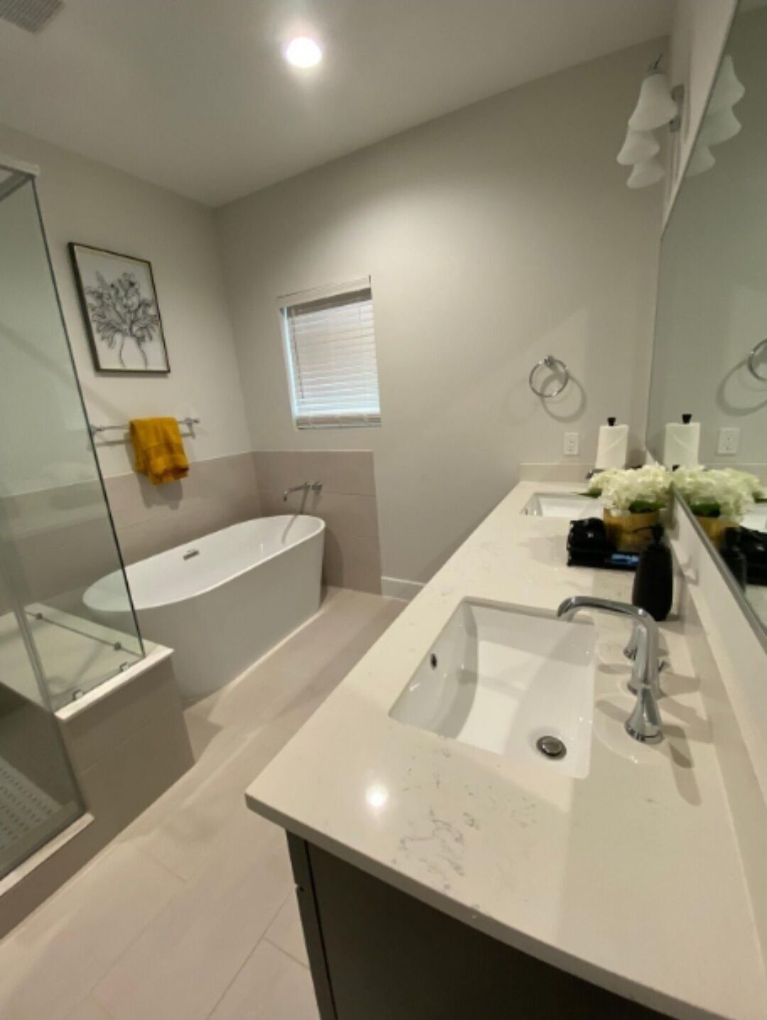 Une salle de bain moderne avec une baignoire, un lavabo et un espace douche.