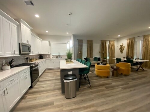 Newly contemporary 3 bdrm detached Townhome in welcoming Houston with AC & Wifi!