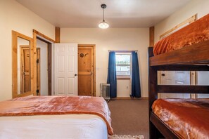 1 bedroom, WiFi, bed sheets - Gambler Cabin - Kitchen Included (Lake George)