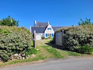 Exterior - Tipoz'Immo • Maison Bleue Walking distance to the beach • Surf spot • garden (Pouldreuzic)