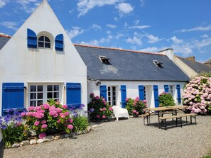 Outdoor dining - Tipoz'Immo • Maison Bleue Walking distance to the beach • Surf spot • garden (Pouldreuzic)
