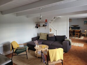 TV, fireplace - Tipoz'Immo • Maison Bleue Walking distance to the beach • Surf spot • garden (Pouldreuzic)