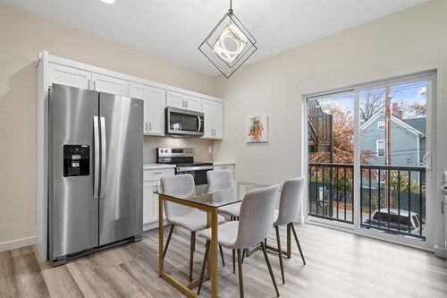 New Boutique Hotel Suite on Haynie's Corner: KING Bed, Parking, Security & More!