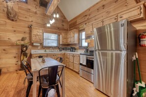 Een koelkast, een microgolfoven, een oven, een kookplaat