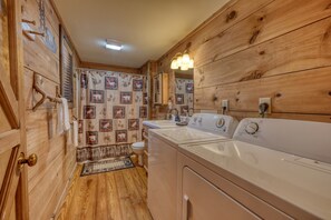 Een haardroger, handdoeken, zeep, shampoo