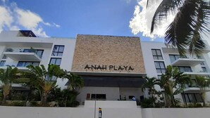 A building with a sign reading "ANAH PLAYA" and a gated entrance. - Amazing 2 floor penthouse w/PRIVATE rooftop (Playa del Carmen)