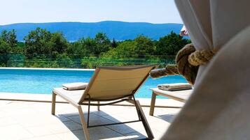 Lämmitetty uima-allas