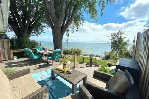 Reveries on the Lake-lakefront Kingsville Cottage, Your home away from home in Kingsville