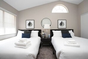 4 Schlafzimmer, Schreibtisch, Bügeleisen/Bügelbrett, Reisekinderbett