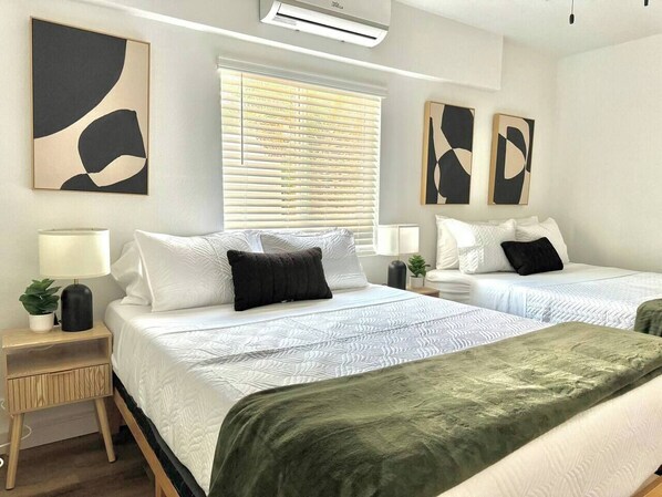 6 Schlafzimmer, Schreibtisch, Bügeleisen/Bügelbrett, Reisekinderbett
