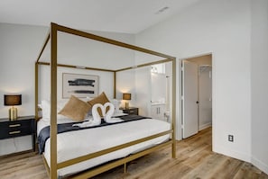 6 bedrooms, desk, iron/ironing board, travel cot