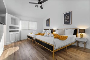 5 chambres, bureau, fer et planche à repasser, lit parapluie