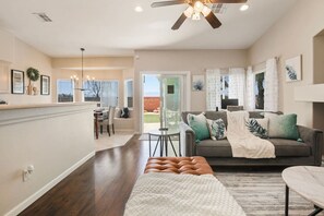 TV, fireplace - 4BD Beautiful Place for Everyone (Henderson)