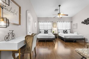 Skrivebord, strygejern/strygebræt, weekendseng, gratis Wi-Fi