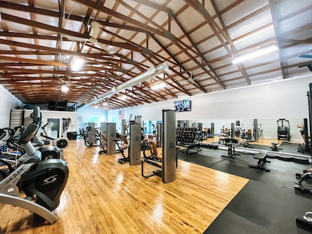 フィットネス設備. Pet & Family Friendly Cottage w/ Nature Views in Yates Center - Fire Pit & Grill