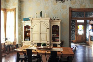 Dining - Pet & Family Friendly Cottage w/ Nature Views in Yates Center - Fire Pit & Grill (Yates Center)