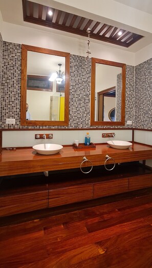 Regadera, toallas, jabón, papel de baño 
