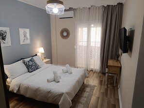 2 bedrooms, desk, iron/ironing board, WiFi