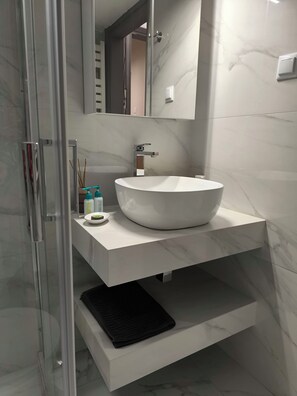 Douche, articles de toilette gratuits, sèche-cheveux, chaussons
