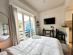 Desk, iron/ironing board, WiFi, bed sheets