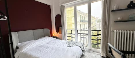 Desk, iron/ironing board, WiFi, bed sheets
