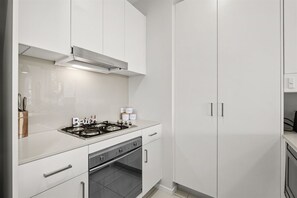 Réfrigérateur, four à micro-ondes, un four, surface de cuisson