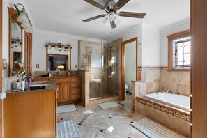 Douche, sèche-cheveux, serviettes fournies, savon