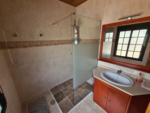 Haartrockner, Handtücher, Seife, Toilettenpapier