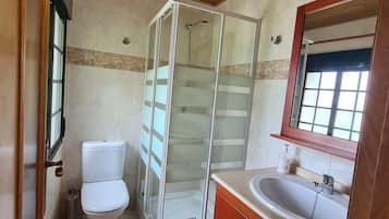 Secadora de cabello, toallas, jabón, papel de baño