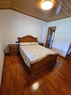 4 bedrooms, iron/ironing board, free WiFi, bed sheets