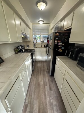 Fridge, microwave, oven, stovetop - Luxury 1 bedroom vacation Apartment heart of Hollywood/Runyon Canyon (Los Angeles)