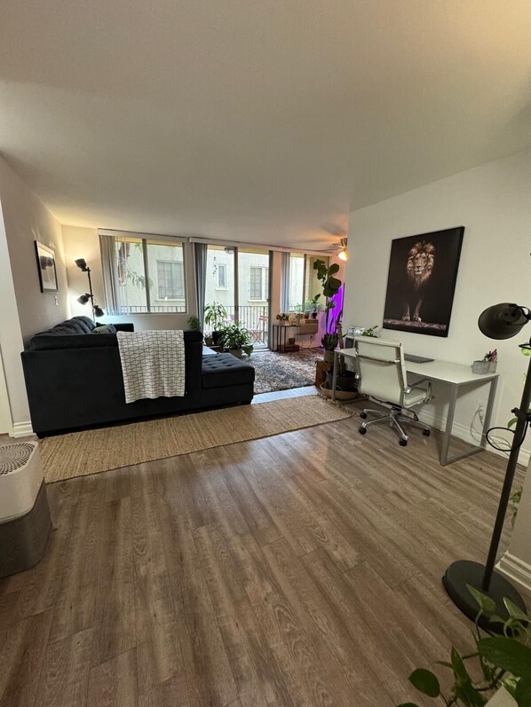 Smart TV - Luxury 1 bedroom vacation Apartment heart of Hollywood/Runyon Canyon (Los Angeles)