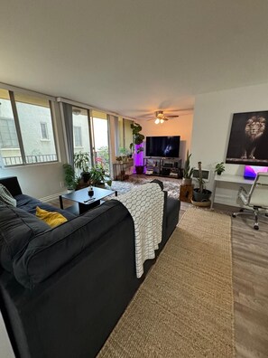 Smart TV - Luxury 1 bedroom vacation Apartment heart of Hollywood/Runyon Canyon (Los Angeles)