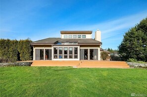 Exterior - Spacious 4-bedroom house in enjoyable Redmond with AC, fitness room, WiFi (Redmond)