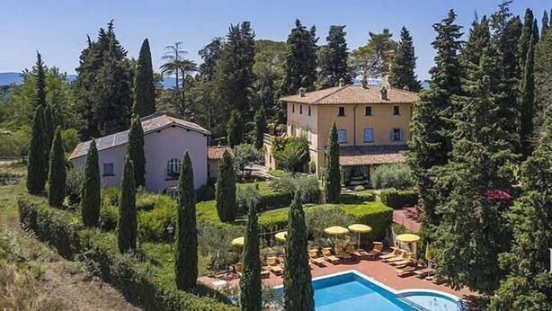 A villa with a swimming pool, surrounded by well-maintained gardens and tall trees. - Villa La Cappella  (Montespertoli)