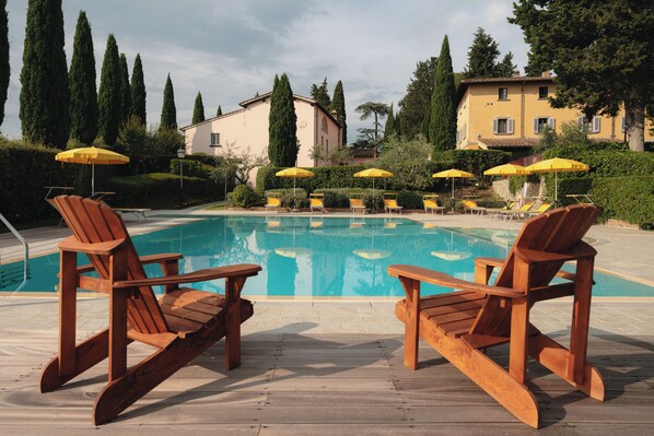 Außenpool (je nach Saison geöffnet), Sonnenschirme, Liegestühle