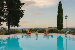 Seasonal outdoor pool, open 8:00 AM to 7:30 PM, pool umbrellas - Villa La Cappella  (Montespertoli)