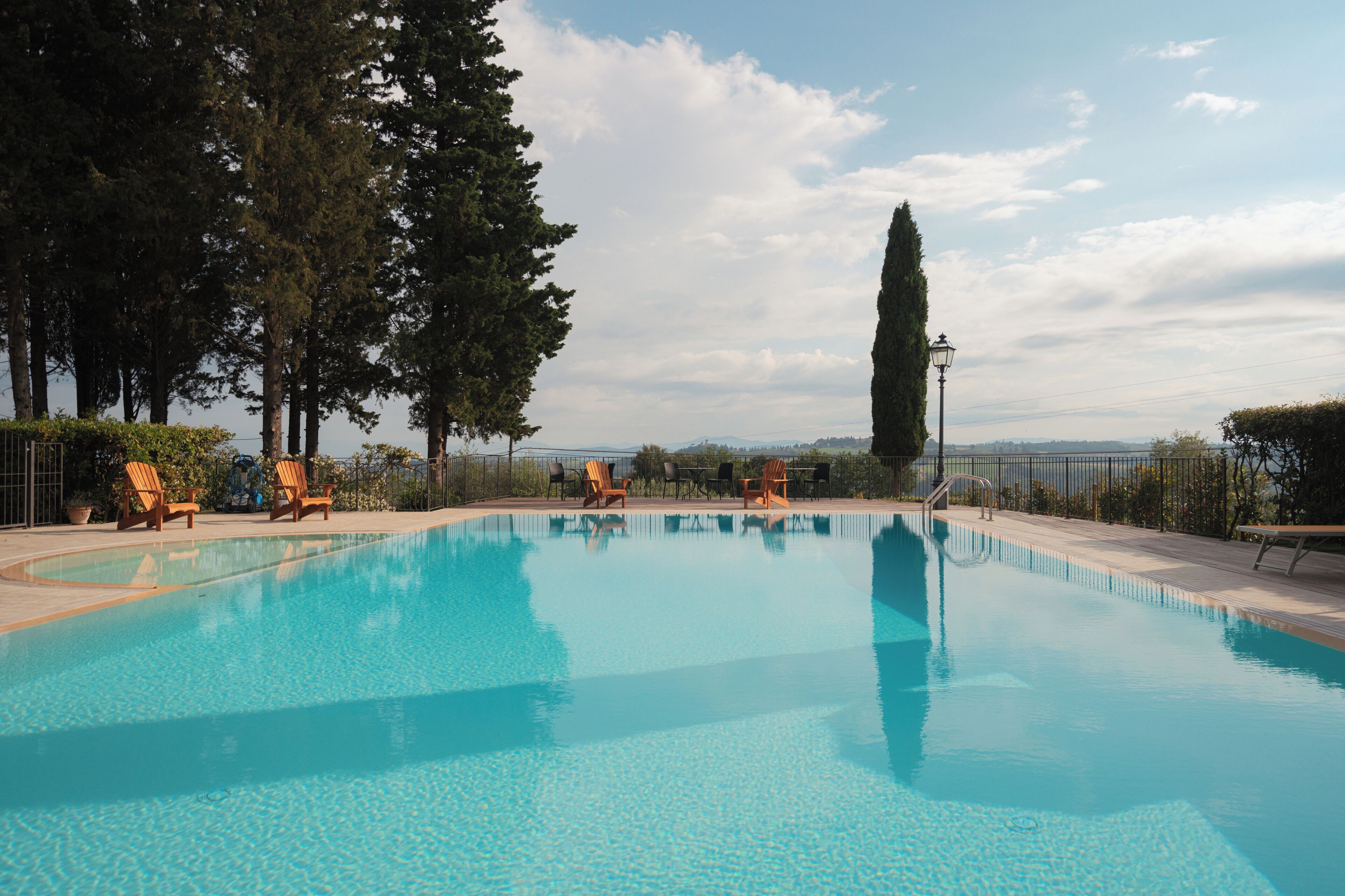 Außenpool (je nach Saison geöffnet), Sonnenschirme, Liegestühle