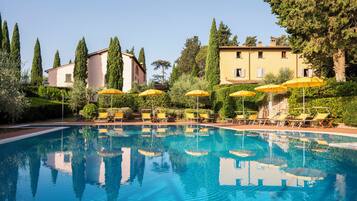 Sesongbasert utendørsbasseng, bassengparasoller og solsenger