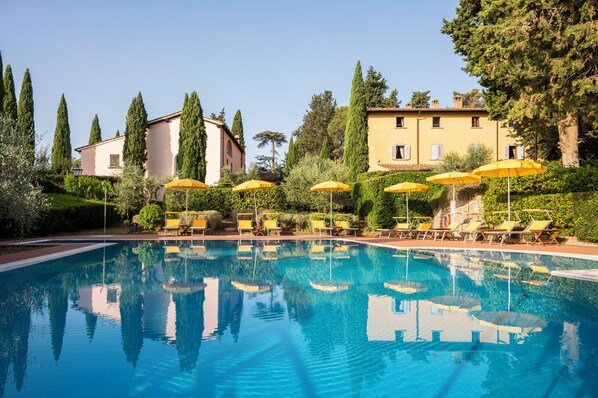 Piscine extérieure (ouverte en saison), parasols de plage