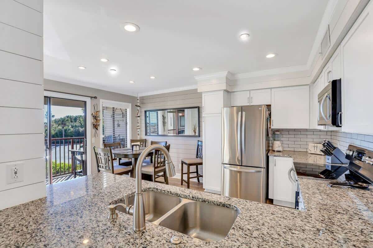 Réfrigérateur, four à micro-ondes, surface de cuisson, lave-vaisselle