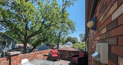 Beautiful & Spacious 2nd Floor Apartment