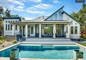 حمّام سباحة مُدفَّأ