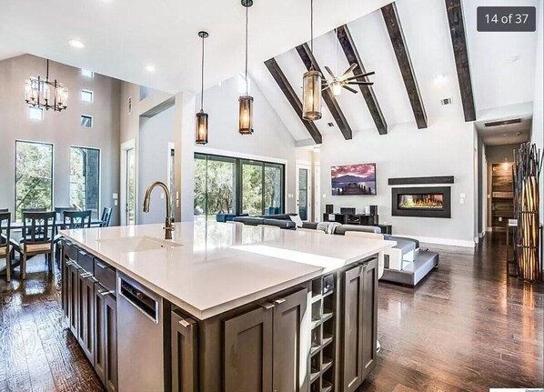 المنشأة من الداخل