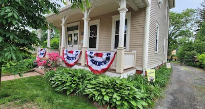 Thompson Extended Stay- Close to everything. Large yard to unwind.