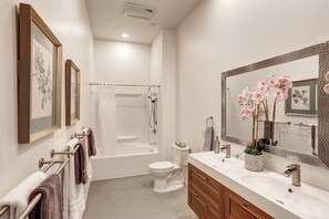 Haartrockner, Handtücher, Seife, Toilettenpapier